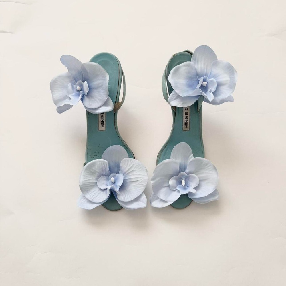 Vintage Manolo Blahnik flower kitten heels